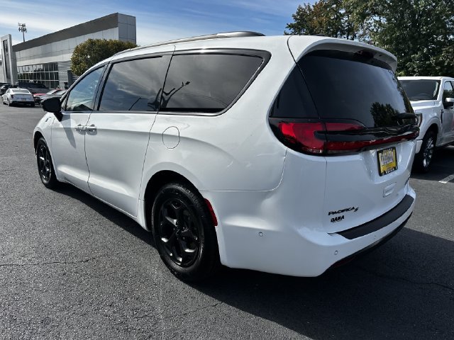 Used 2024 Chrysler Pacifica Premium FWD image 7