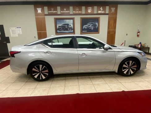 Used 2022 Nissan Altima 2.5 SV w/ SV Premium Package image 4