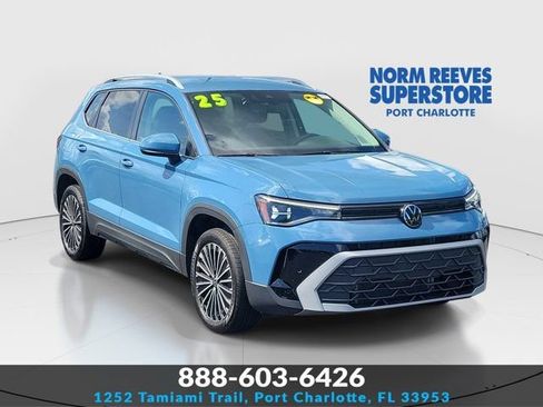 Certified 2025 Volkswagen Taos SE FWD image 1