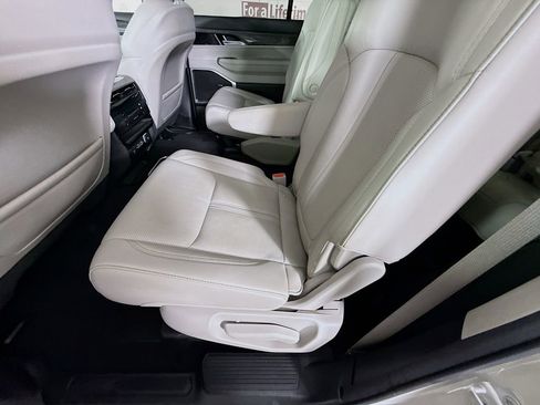 Used 2022 Jeep Wagoneer Series III w/ Flexible Seating Group image 28