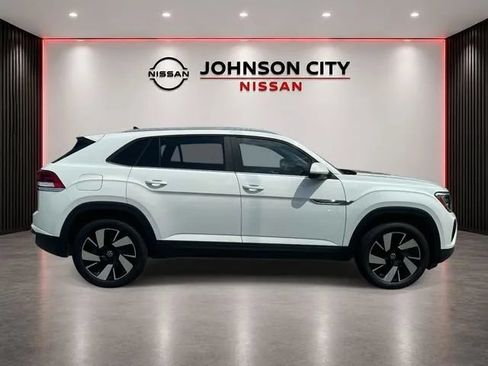 Used 2025 Volkswagen Atlas Cross Sport SE FWD image 3