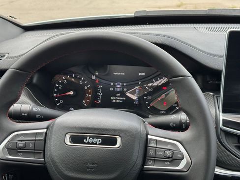 Used 2025 Jeep Compass Trailhawk AWD/4WD image 39