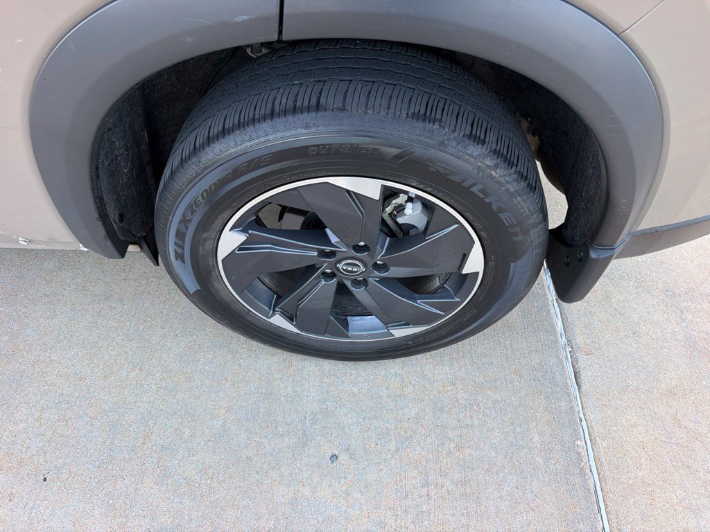 Used 2024 Nissan Rogue SV w/ SV Premium Package FWD image 9