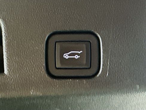 Used 2025 Chevrolet Traverse LT image 31