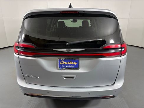 Used 2023 Chrysler Pacifica Touring-L FWD image 7