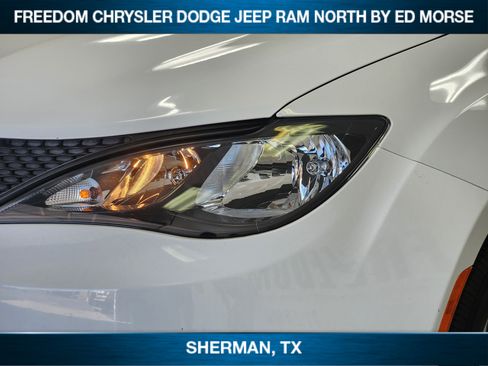 Used 2023 Chrysler Voyager LX image 5