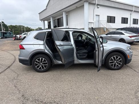 Used 2021 Volkswagen Tiguan SE w/ Panoramic Sunroof Package AWD/4WD image 8
