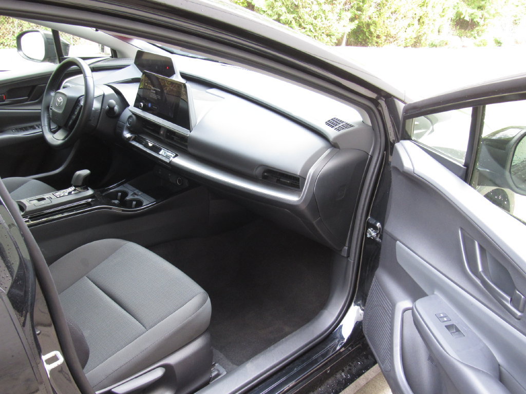 Certified 2025 Toyota Prius LE FWD image 16