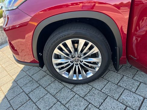 New 2026 Toyota Highlander Platinum AWD/4WD image 18