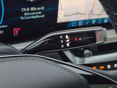 Used 2025 Cadillac Lyriq Luxury image 24