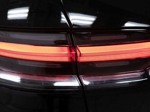 Certified 2025 Porsche Macan image 35