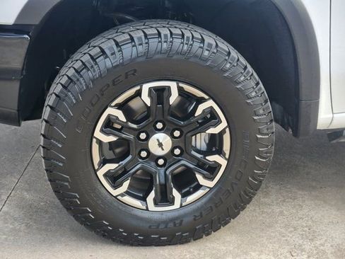 Used 2024 Chevrolet Silverado 1500 ZR2 image 18