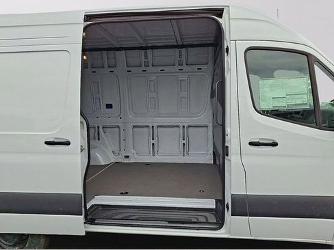 Used 2025 Mercedes-Benz Sprinter 2500 image 7