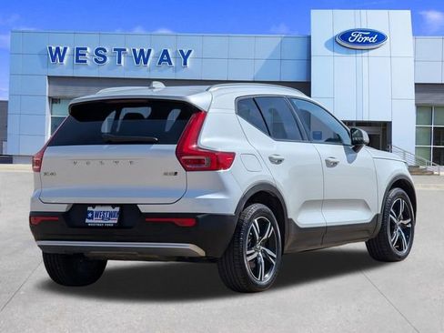 Used 2023 Volvo XC40 B5 Core image 3