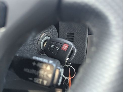 Used 2018 Toyota Tacoma SR5 AWD/4WD image 29
