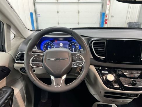 Used 2024 Chrysler Pacifica Touring-L image 11