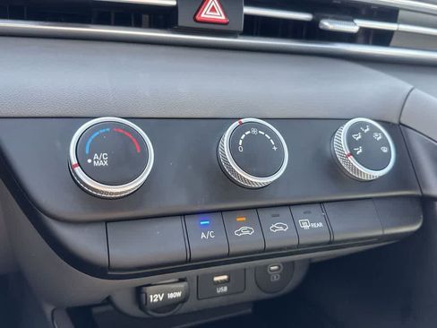Used 2025 Hyundai Elantra SE FWD image 19