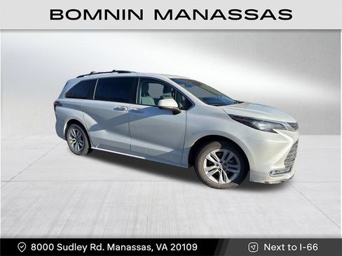 Used 2022 Toyota Sienna XLE image 3