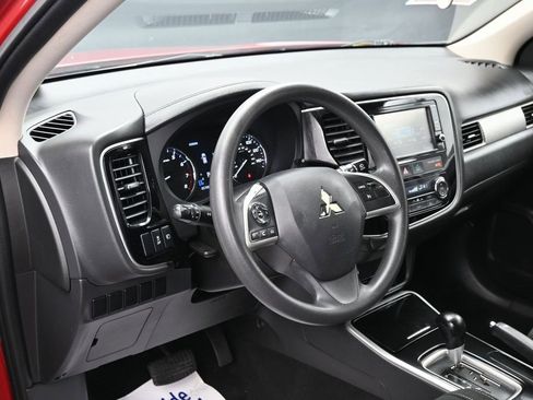 Used 2018 Mitsubishi Outlander ES image 11