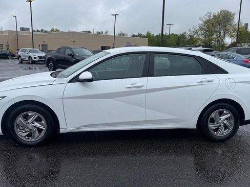 Certified 2025 Hyundai Elantra SE w/ Cargo Package FWD image 4