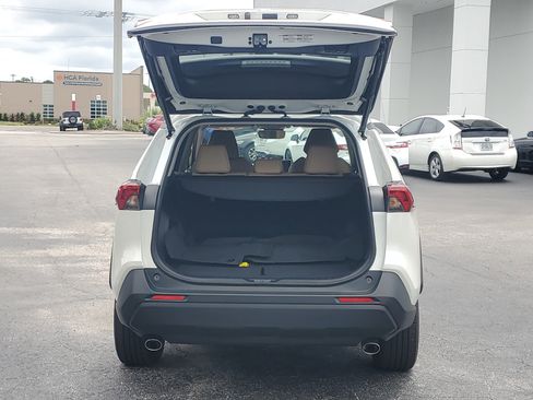 Used 2021 Toyota RAV4 XLE Premium FWD image 9