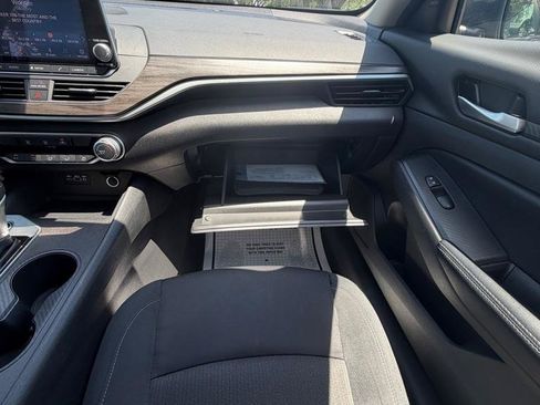 Used 2025 Nissan Altima 2.5 SV FWD image 27