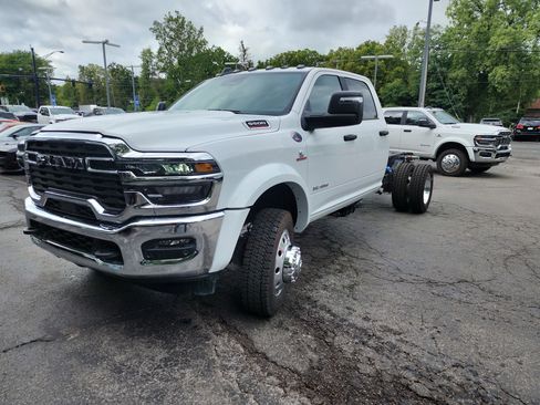 New 2026 RAM 5500 4x4 Crew Cab image 18