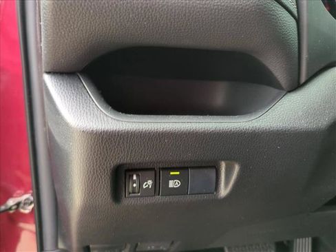Used 2020 Toyota RAV4 LE AWD/4WD image 10