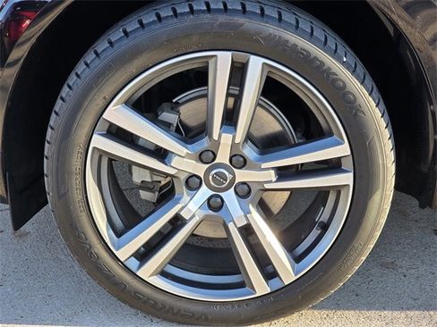 Used 2021 Volvo XC60 T5 Momentum w/ Premium Package image 9