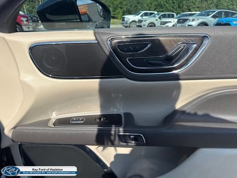 Used 2018 Lincoln Continental Premiere AWD/4WD image 41