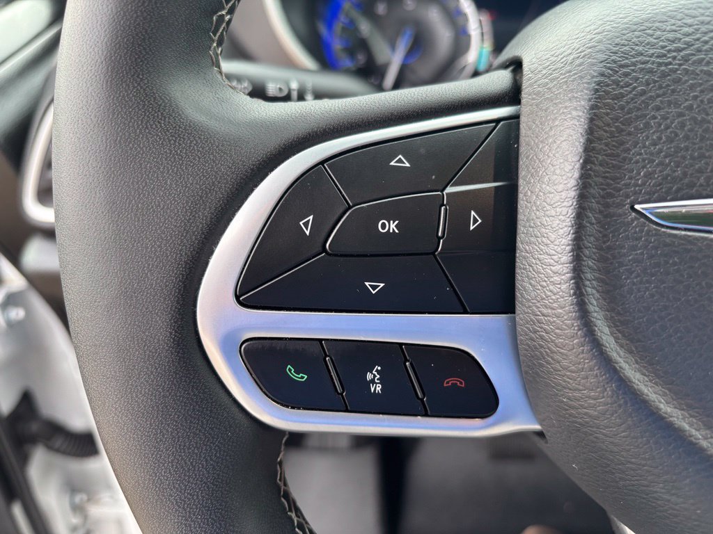 Used 2025 Chrysler Pacifica Select FWD image 33