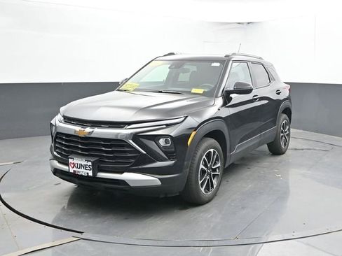 Used 2024 Chevrolet TrailBlazer LT w/ LT Cold Weather Package AWD/4WD image 3