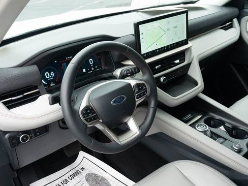 Used 2025 Ford Explorer Active w/ Active Comfort Package RWD image 3