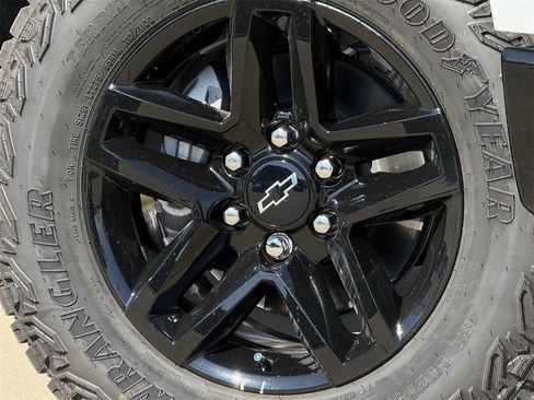 New 2026 Chevrolet Silverado 1500 Custom Trail Boss w/ Dark Appearance Package image 9