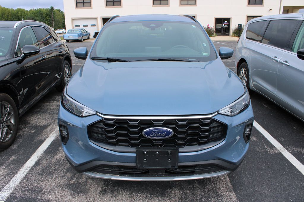 Used 2025 Ford Escape ST-Line Select AWD/4WD image 2