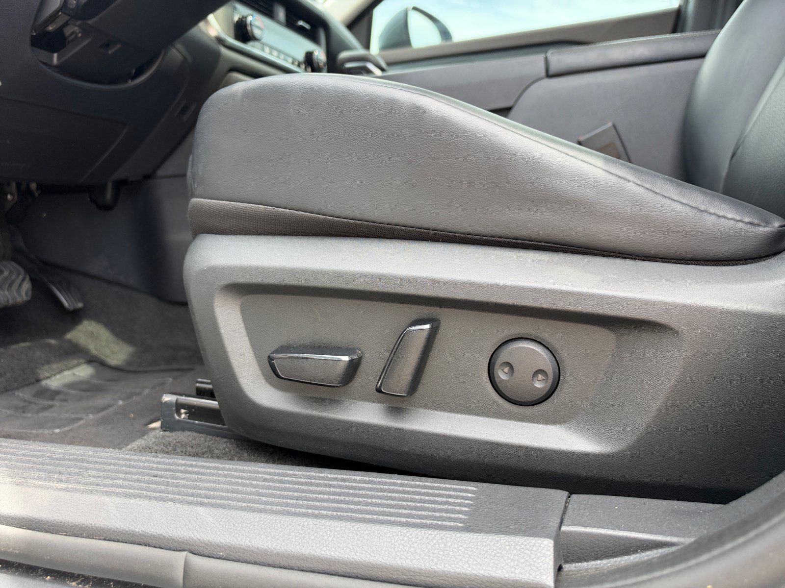 Used 2023 Nissan Rogue SV w/ SV Premium B Package FWD image 18