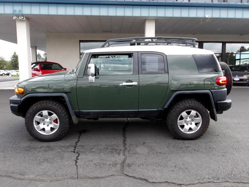 Used 2010 Toyota FJ Cruiser 4WD w/ Convenience Pkg image 2