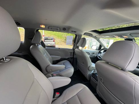 Used 2020 Toyota Sienna XLE w/ XLE Navigation Package AWD/4WD image 16