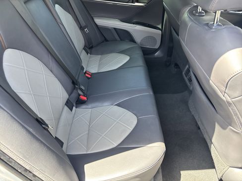 Used 2018 Toyota Camry XLE FWD image 12