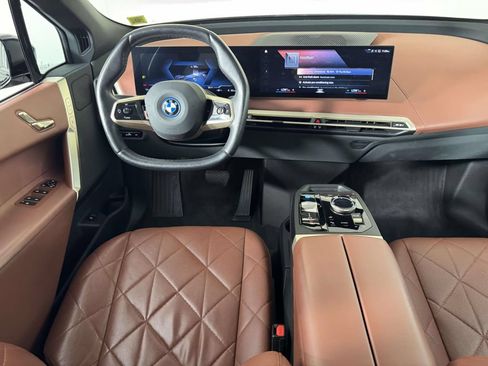 Used 2023 BMW iX xDrive50 w/ Sport Package AWD/4WD image 5