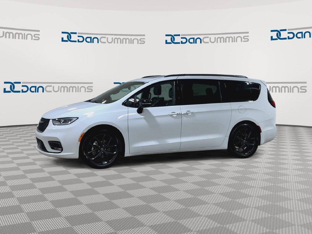 Used 2025 Chrysler Pacifica Limited FWD image 4