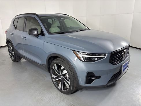 Used 2023 Volvo XC40 B4 Ultimate w/ Protection Package Premier image 2