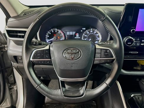 Used 2023 Toyota Highlander L image 9