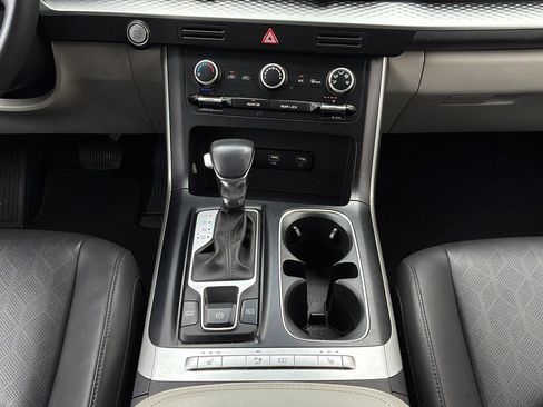 Used 2023 Kia Carnival LX image 19