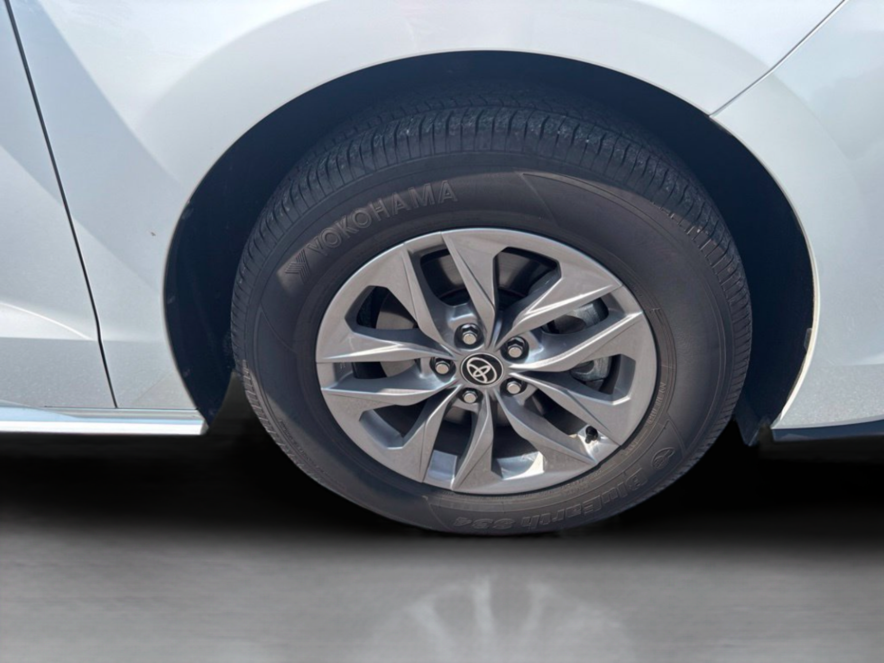 Certified 2026 Toyota Sienna XLE FWD image 35