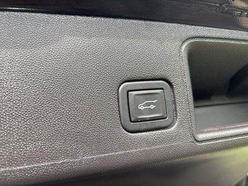 Used 2024 GMC Terrain SLE w/ Driver Convenience Package FWD image 35