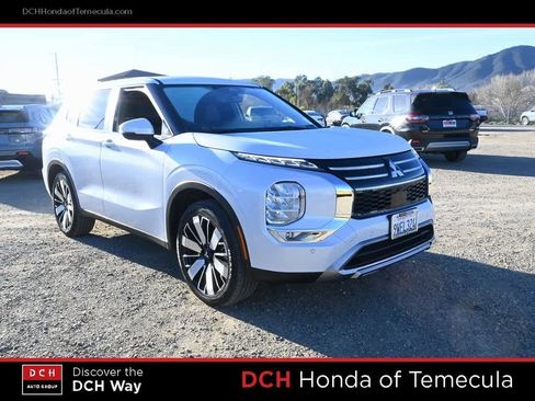 Used 2025 Mitsubishi Outlander SE image 3