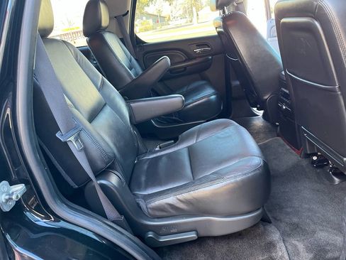 Used 2011 Cadillac Escalade Luxury image 20