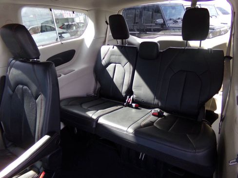 Used 2017 Chrysler Pacifica Touring-L w/ Tire & Wheel Group image 16