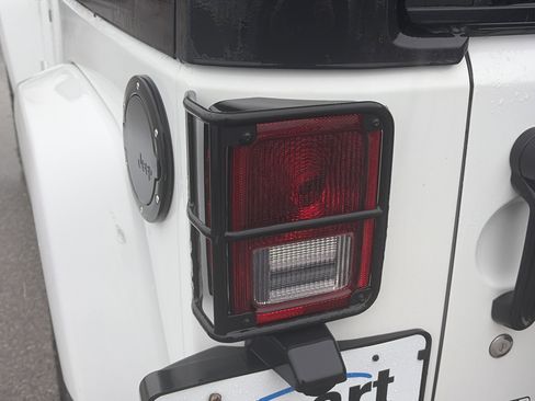 Used 2017 Jeep Wrangler Sahara image 12